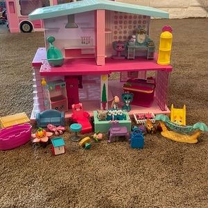 Big shoppy doll mansion